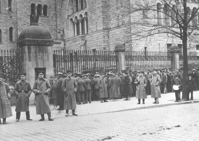 Żołnierze niemieccy pod Zamkiem Cesarskim w Poznaniu, listopad 1918 (NAC)