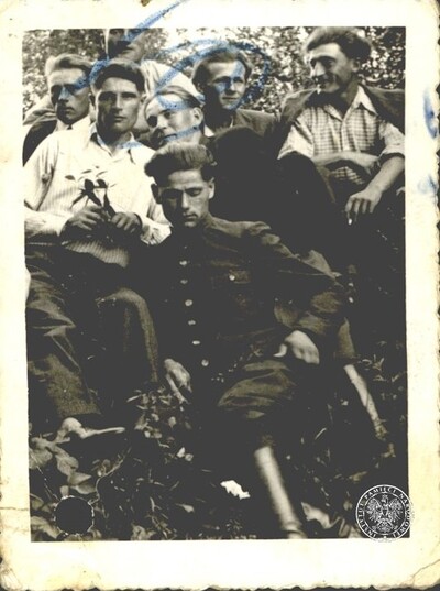 Na odwrocie: W dowód szczerej Przyjaźni Mietkowi [nieczytelny podpis] Rogów, 23/II. (?) 43 r. (zdjęcie zarekwirowane przez UB w trakcie śledztwa prowadzonego przeciwko Mieczysławowi Wróblewskiemu „Szumowi”). Fot. z zasobu IPN