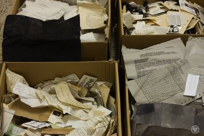 Rozsyp - zniszczona dokumentacja wytworzona przez MBP i MSW przekazana do IPN w tzw. workach ewakuacyjnych. Fot. ze zbiorów własnych IPN