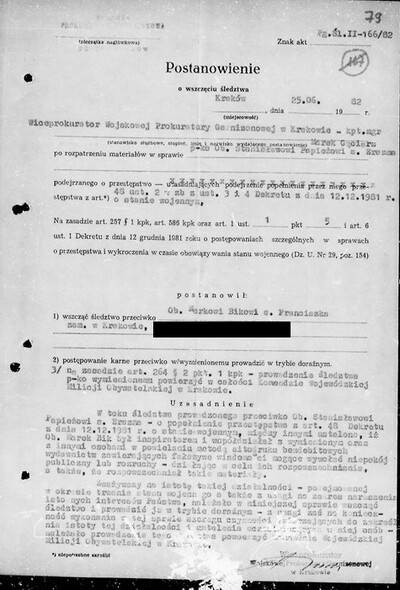 Kopia podpisanego przez prokuratora kpt. Marka Gąciarza postanowienia o wszczęciu z jednego z dekretów stanu wojennego śledztwa przeciwko Markowi Bikowi i prowadzenia go w trybie doraźnym. Z zasobu IPN
