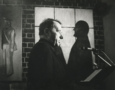 Ks. prof. Józef Tischner podczas wykładu towarzyszącego II Biennale Malarstwa Młodych Droga i prawda, kościół pw. św. Krzyża we Wrocławiu, 1987 r. Foto ze zbiorów Zakładu Narodowego im. Ossolińskich