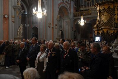 Msza w kościele św. Teresy w Wilnie (od lewej: Bogusław Nizieński, Sędzia SN, RIP, Jan Kasprzyk, Szef UdSKiOR, major S. Kociełowicz, Antoni Łapiński, Edward Hajduczek, Hanna Karwowska)