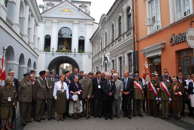 Kombatanci z Polski i Wileńszczyzny z przedstawicielami władz RP i RL. Na zdjęciu m.in. Konsul Generalny RP na Litwie Stanisław Cygnarowski, Szef UdSKiOR Jan Kasprzyk, poseł na Sejm Rep. Litewskiej z ramienia Akcji Wyb. Polaków na Litwie Michał Mackiewicz