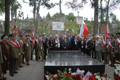 Po głównych uroczystościach na Rossie. Delegacja IPN na wspólnym zdjęciu z kombatantami i przedstawicielami władz Polski