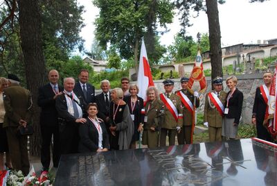 Po głównych uroczystościach na Rossie. Delegacja IPN na wspólnym zdjęciu z kombatantami i przedstawicielami władz Polski