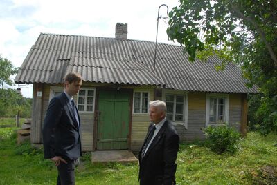 Sędzia SN Bogusław Nizieński z pracownikiem Ambasady RP w Wilnie. W tle dom w Boguszach, gdzie zostali aresztowani oficerowie polowi AK oraz płk A. Krzyżanowski „Wilk”