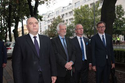 W trakcie uroczystości złożenia kwiatów przy tablicy upamiętniającej podpisanie rozkazu wybuchu Powstania (ul. Filtrowa 68)