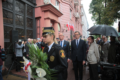 W trakcie uroczystości złożenia kwiatów przy tablicy upamiętniającej podpisanie rozkazu wybuchu Powstania (ul. Filtrowa 68)
