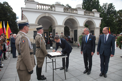 Uroczysta zmiana warty i złożenie wieńców pod Grobem Nieznanego Żołnierza