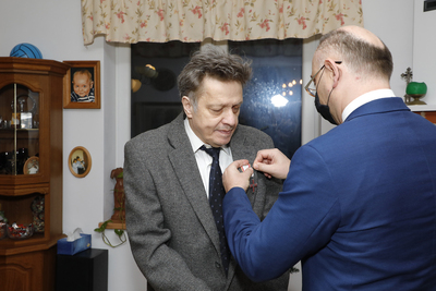 Zastępca prezesa IPN dr Mateusz Szpytma wręczył Krzyż Wolności i Solidarności Januszowi Romanowi Kowalskiemu – 13 grudnia 2021. Fot. Piotr Życieński (IPN)
