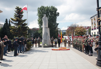 Złożenie wieńców pod pomnikiem gen. Stefana Roweckiego „Grota”