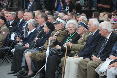 Uroczystość przed pomnikiem Polskiego Państwa Podziemnego przed Sejmem