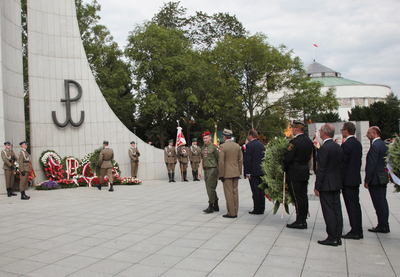 Złożenie wieńców pod pomnikiem Polskiego Państwa Podziemnego przed Sejmem