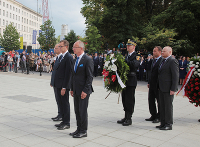 Złożenie wieńców pod pomnikiem Polskiego Państwa Podziemnego przed Sejmem