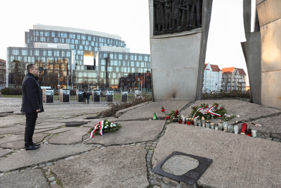 Prezes IPN dr Karol Nawrocki oddał hołd ofiarom masakry na Wybrzeżu. Fot. Mikołaj Bujak (IPN)