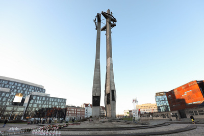 Prezes IPN dr Karol Nawrocki oddał hołd ofiarom masakry na Wybrzeżu. Fot. Mikołaj Bujak (IPN)