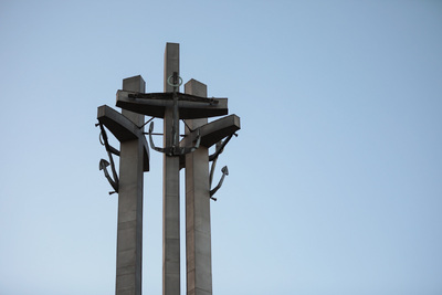 Prezes IPN dr Karol Nawrocki oddał hołd ofiarom masakry na Wybrzeżu. Fot. Mikołaj Bujak (IPN)