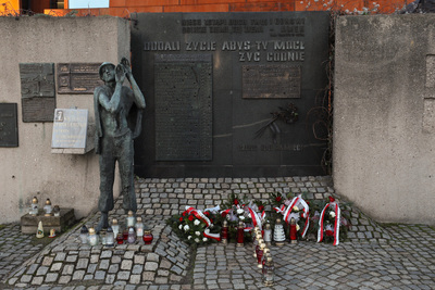 Prezes IPN dr Karol Nawrocki oddał hołd ofiarom masakry na Wybrzeżu. Fot. Mikołaj Bujak (IPN)