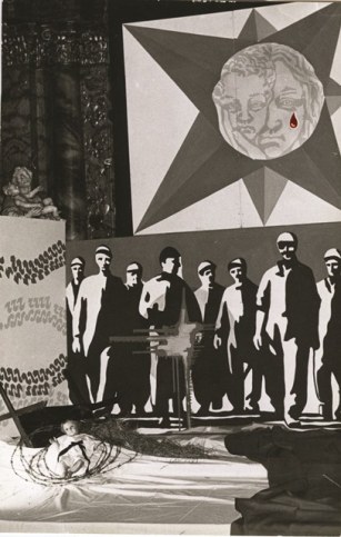 Szopka bożonarodzeniowa w kościele Jezuitów w Kaliszu wystawiona w grudniu 1981 roku przedstawijąca tragedię w kopalni Wujek w Katowicach Fot. AIPN