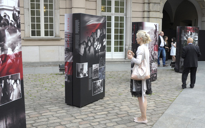 Wystawę „1956: Polska – Węgry. Historia i pamięć” można oglądać do 26 października na dziedzińcu Zamku Królewskiego w Warszawie