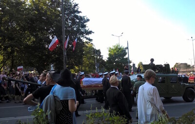 Kondukt pogrzebowy zmierza w stronę Cmentarza Garnizonowego