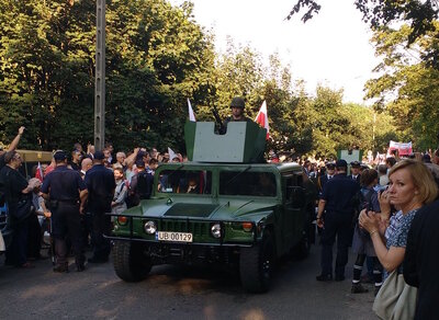 Kondukt pogrzebowy zmierza w stronę Cmentarza Garnizonowego