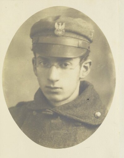 Roman Feldstein (wklejka ze zdjęciem ze zbioru poezji „Pójdźcie za mną!”, Lwów 1919). Ze zbiorów BN – polona.pl