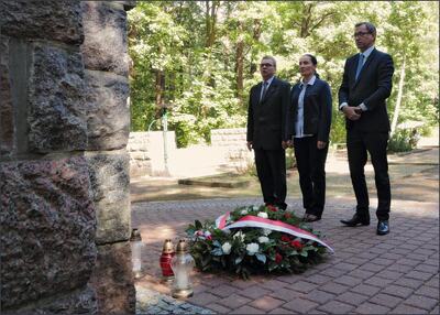 Prezes IPN dr Jarosław Szarek (z prawej) wraz z dyrektor Muzeum Piaśnickiego Teresą Patsidis oraz dyrektorem Oddziału IPN w Gdańsku prof. dr. hab. Mirosławem Golonem przed pomnikiem piaśnickim