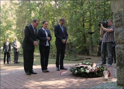 Złożenie kwiatów u stóp pomnika Ofiar Piaśnicy