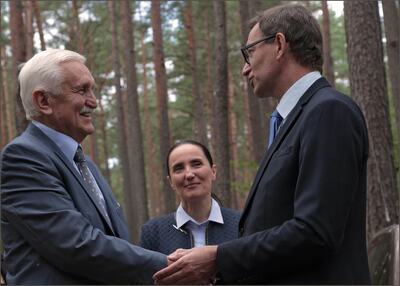 Od lewej: Andrzej Sotkowski, architekt, twórca projektu kaplicy, Teresa Patsidis – dyrektor Muzeum Piaśnickiego i prezes IPN Jarosław Szarek