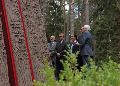 Przed kaplicą – Miejscem Pamięci Narodowej w lesie piaśnickim