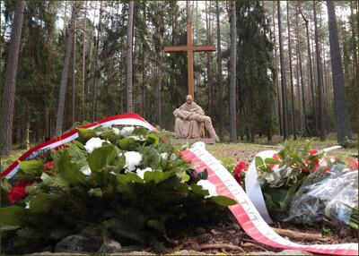 Pieta na masowym grobie w pobliżu kaplicy piaśnickiej
