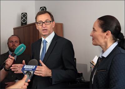 Prezes IPN Jarosław Szarek z wizytą w Muzeum Piaśnickim, z prawej strony – dyrektor Muzeum Teresa Patsidis