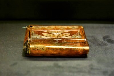 Tabakiera wykonana w KL Auschwitz przez Bronisława Czecha, słynnego polskiego olimpijczyka (fot. M. Foks)