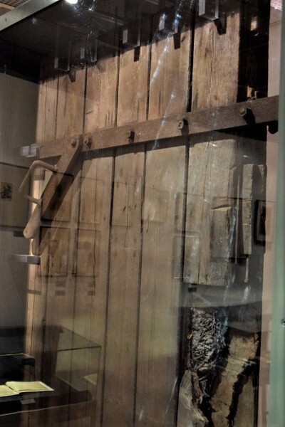 Drzwi do komory gazowej przechowywane w PMA-B (fot. Maciej Foks)