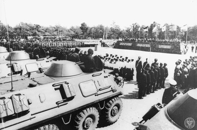 Z planszy przygotowanej prawdopodobnie na wystawę resortową lub do publikacji wojskowych: odbitka fotograficzna przedstawiająca apel podczas manewrów państw-stron Układu Warszawskiego. Fot. z zasobu IPN