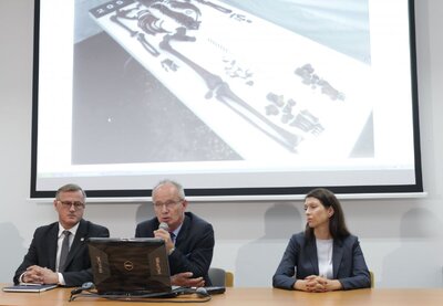 Od lewej: prokurator Andrzej Pozorski – dyrektor GKŚZpNP, prof. Krzysztof Szwagrzyk – zastępca prezesa IPN, dyrektor Biura Poszukiwań i Identyfikacji IPN, Anna Szeląg – zastępca dyrektora Biura Poszukiwań i Identyfikacji IPN (fot. IPN)