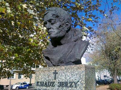 Pomnik Księdza Jerzego na skrzyżowaniu ulic Popiełuszki i Krasińskiego na warszawskim Żoliborzu