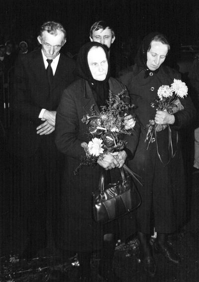 Rodzina księdza Jerzego na jego pogrzebie