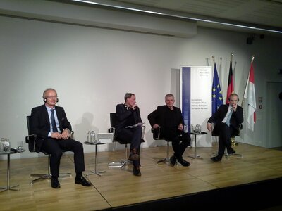 Od lewej: prof. K. Szwagrzyk, P. Riesbeck –  korespondent „Frankfurter Rundschau”, R. Jahn – prezes Instytutu Gaucka, szef Federalnego Urzędu ds. Akt Stasi, dr Gergő Bendegúz Cseh z Archiwum Historycznego Węgierskich Służb Bezpieczeństwa Narodowego.