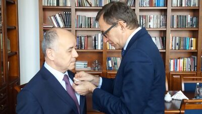 Prezes IPN Jarosław Szarek wręcza Krzyż Wolności i Solidarności Mariuszowi Maszkiewiczowi