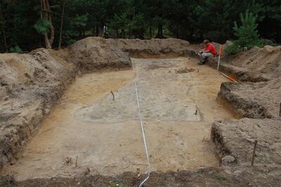 „Trupie pole”, dół śmierci kryjący szczątki nie mniej niż 231 kobiet i dzieci przed wydobyciem (2011)