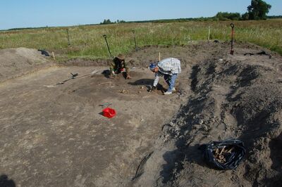 Wola Ostrowiecka, „szkoła”, początek ekshumacji (2011)