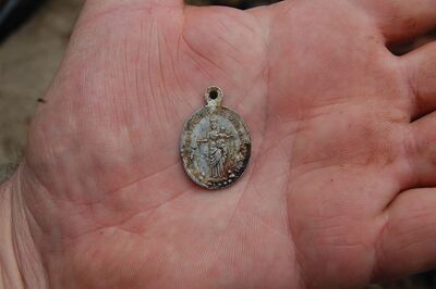 Ostrówki, medalik znaleziony w dole śmierci (2015)