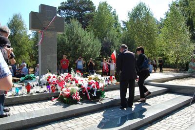 Ostrówki, cmentarz, składanie kwiatów przed niedokończonym pomnikiem ofiar zbrodni ludobójstwa UPA (2015)