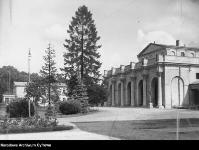 Busko Zdrój. Łazienki - widok zewnętrzny (Źródło: NAC)