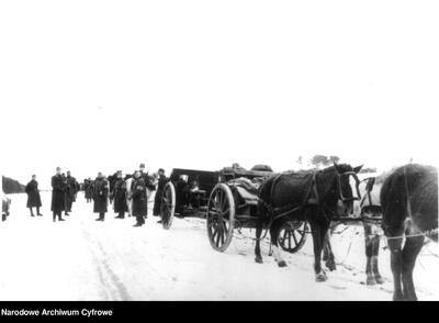 Służba Pracy Rzeszy (Reichsarbeitsdienst) przewozi drogą Busko Zdrój-Kielce polskie działa kal. 105 mm zdobyte w czasie walk w 1939 r. (Źródło: NAC)