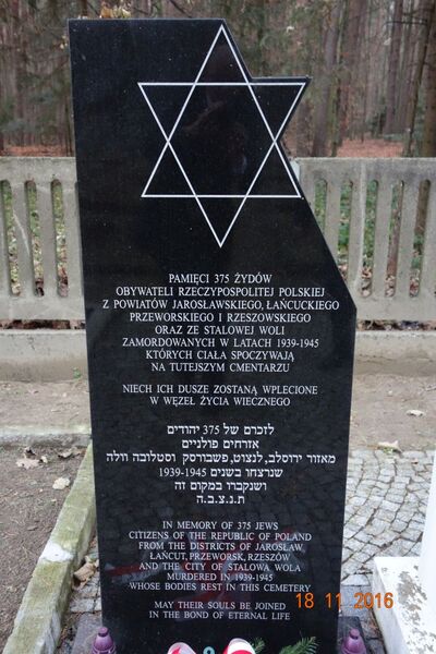 Hołd dla ofiar spoczywających na cmentarzu w Jagielle-Niechciałkach