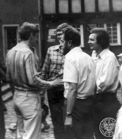 Działacze WZZ Wybrzeża: Błażej Wyszkowski, Piotr Dyk, Andrzej Gwiazda i Edwin Myszk przed plebanią bazyliki Mariackiej w Gdańsku, lipiec 1978 r. Fot. z zasobu IPN