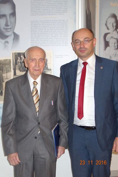 Józef Walaszczyk – Sprawiedliwy i wiceprezes PTSwNŚ i Mateusz Szpytma z-ca Prezesa IPN. W tle fragment wystawy o Józefie Walaszczyku